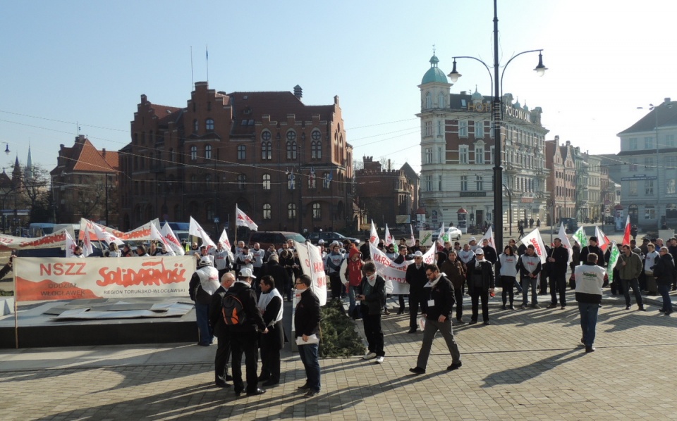 Około 200 związkowców z różnych rejonów Polski pikietowało Urząd Marszałkowski w Toruniu. Fot. Monika Kaczyńska