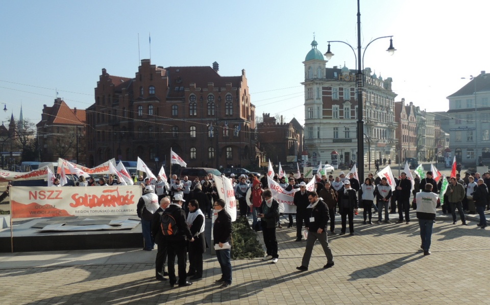 Około 200 związkowców z różnych rejonów Polski pikietowało Urząd Marszałkowski w Toruniu. Fot. Monika Kaczyńska