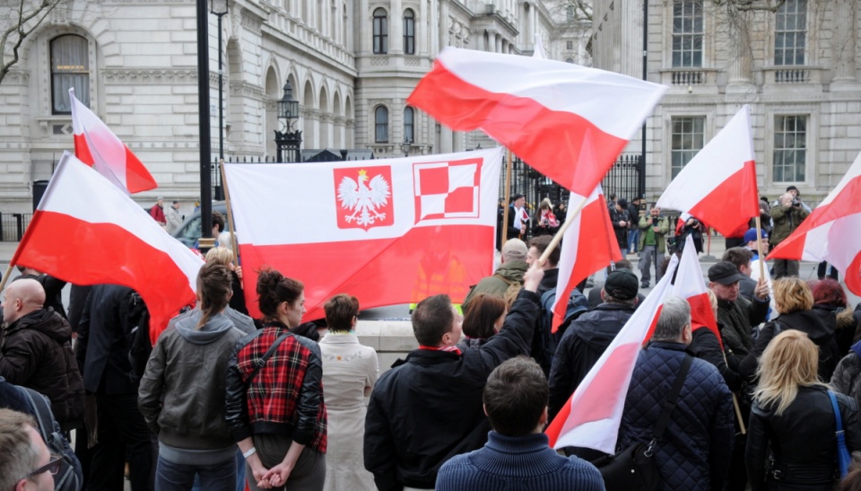 Zdaniem protestujących przed siedzibą brytyjskiego premiera, Polacy powinni być traktowani na równi z innymi. Fot. PAP/Elżbieta Walenda