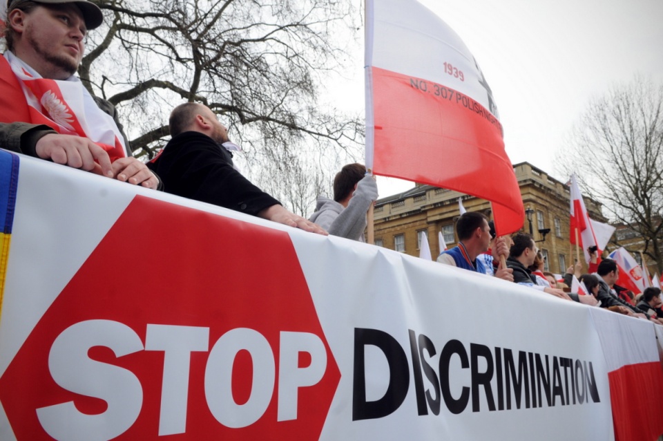 Zdaniem protestujących przed siedzibą brytyjskiego premiera, Polacy powinni być traktowani na równi z innymi. Fot. PAP/Elżbieta Walenda