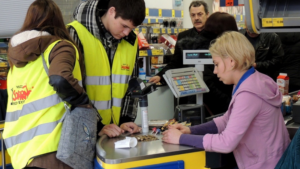 Związkowcy w proteście płacili za zakupy groszówkami. Fot. Tatiana Adonis