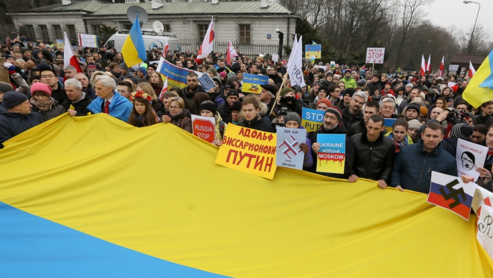 Przed rosyjską ambasadą w Warszawie zgromadziło się około 400 osób. Fot. PAP/Paweł Supernak
