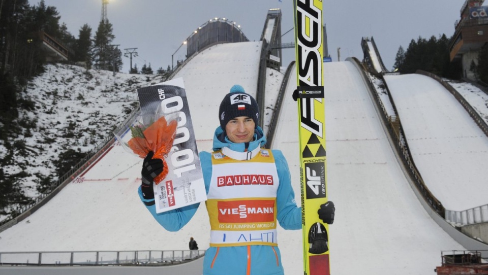 Kamil Stoch odniósł dwunaste zwycięstwo w karierze, a piąte w tym sezonie. Fot. PAP/EPA