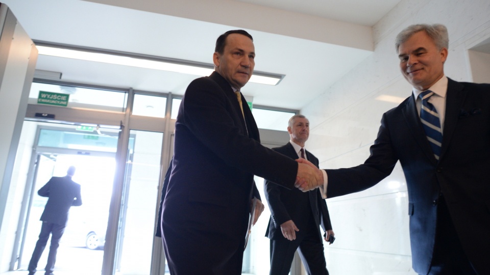 Minister spraw zagranicznych Radosław Sikorski (L) w drodze na posiedzenie Rady Bezpieczeństwa Narodowego. Fot. PAP/Jacek Turczyk