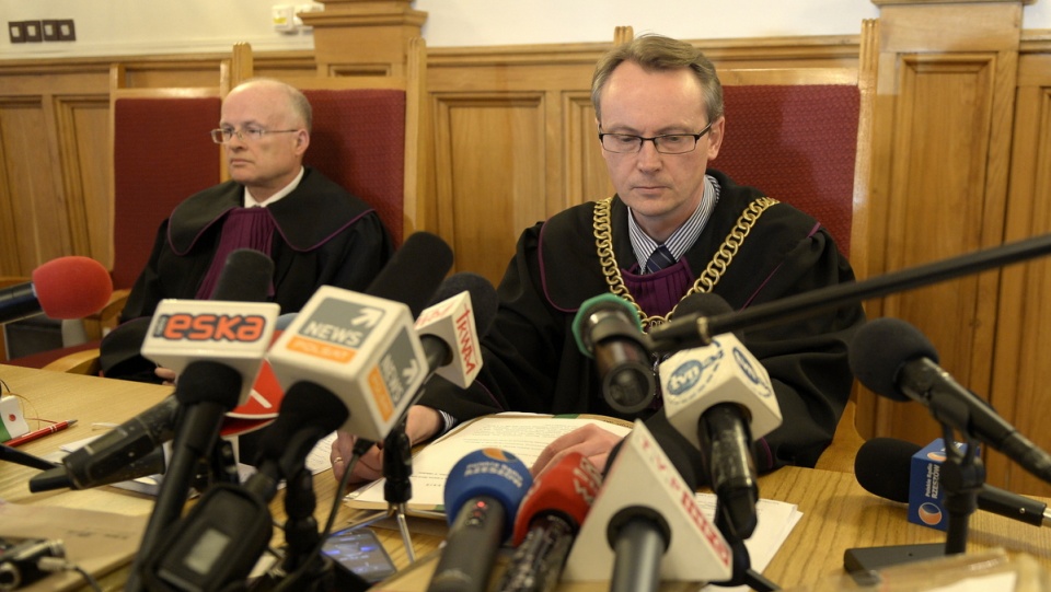 Sędzia Tadeusz Strzyż ogłasza postanowienie w sprawie Mariusza T. podczas rozpraw przed Sądem Okręgowym w Rzeszowie. Fot. PAP/Darek Delmanowicz