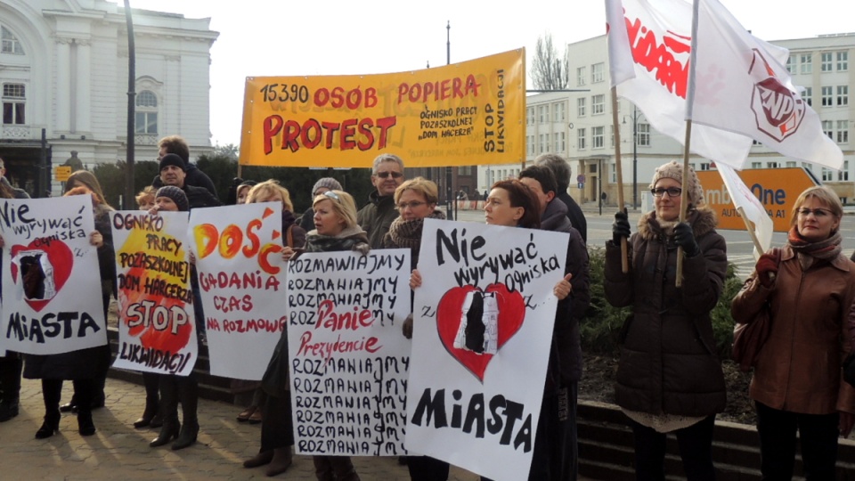 Manifestujący przekazali prezydentowi Torunia apel o wycofanie się z planów likwidacji. Fot. Michał Zaręba