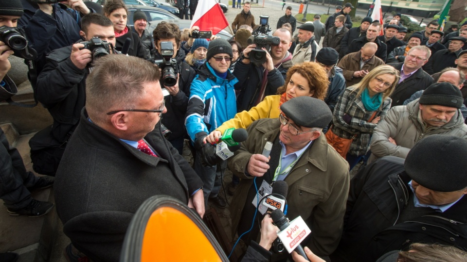 Marian Zubik z Samoobrony rozmawia w imieniu protestujących z wicewojewodą kujawsko-pomorskim Zbigniewem Ostrowskim. Fot. PAP/Tytus Żmijewski