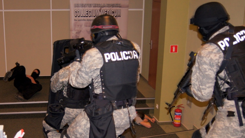 Pozorowany atak terrorystyczny był częścią dni otwartych Collegium Medicum UMK w Bydgoszczy. Fot. Henryk Żyłkowski