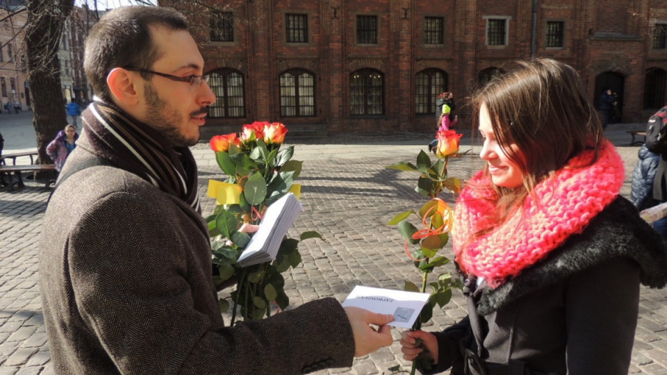 8 marca na toruńskiej Starówce pojawili się Młodzi Socjaldemokraci z różami dla Pań. Fot. Michał Zaręba