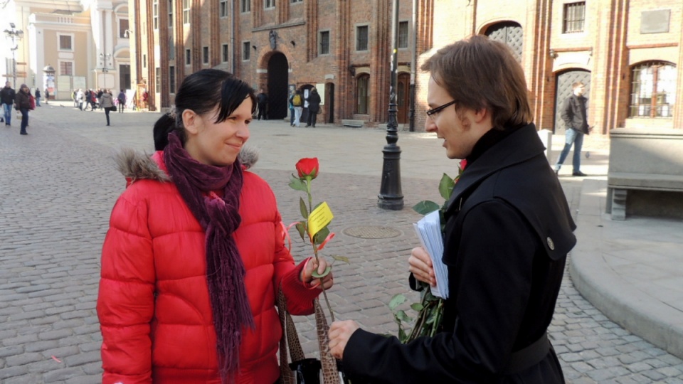 8 marca na toruńskiej Starówce pojawili się Młodzi Socjaldemokraci z różami dla Pań. Fot. Michał Zaręba