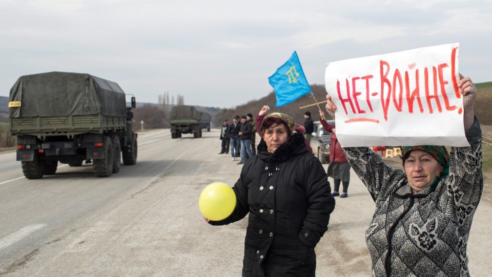 Powiewając flagami Ukrainy tłum skandował "Wojnie nie!", "Putin precz!" i "Chwała Ukrainie!". Fot. PAP/EPA