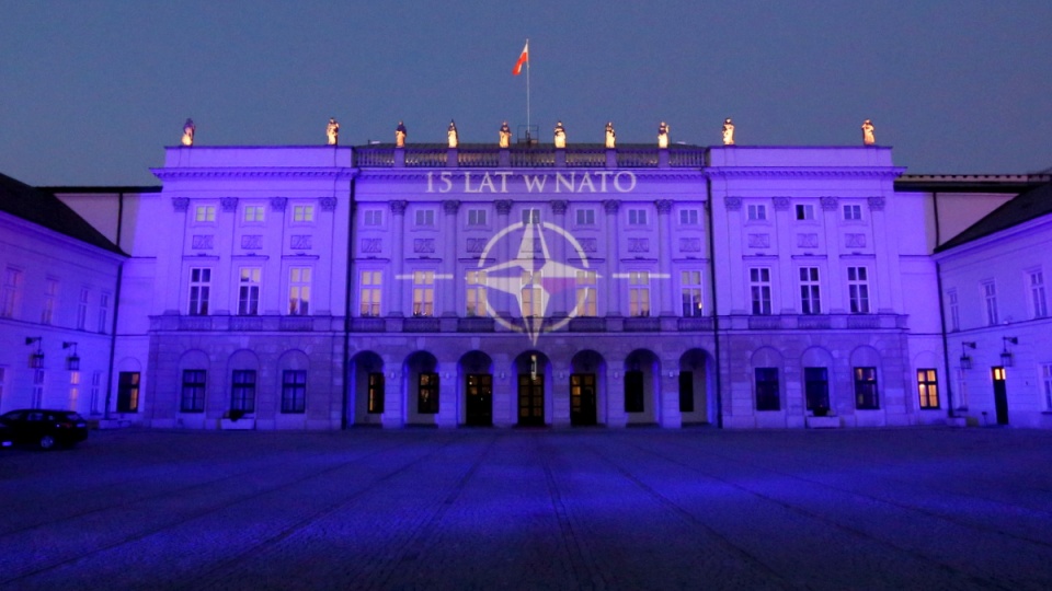 Z okazji 15-lecia Polski w NATO na fasadzie Pałacu Prezydenckiego już w poniedziałkowy wieczór rozbłysła okolicznościowa iluminacja. Fot. PAP/Paweł Supernak