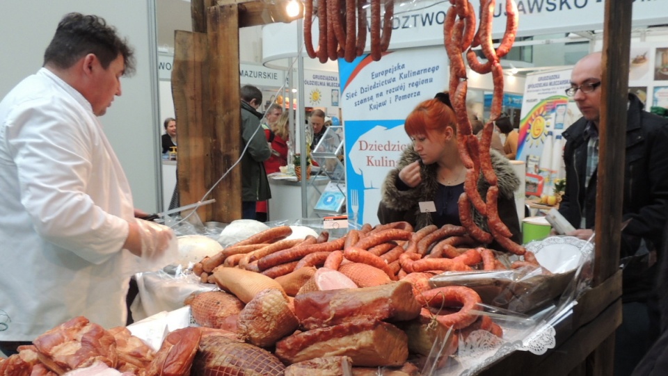 Na stoiskach Toruńskiego Festiwalu Smaków skosztować regionalnych specjałów, miodów, serów, wędlin, nalewek oraz pieczywa. Fot. Adriana Andrzejewska