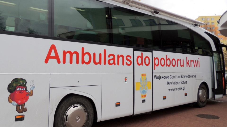 Ambulans do poboru krwi stanął dziś przed budynkiem Komendy Miejskiej Policji w Bydgoszczy. Fot. Tatiana Adonis