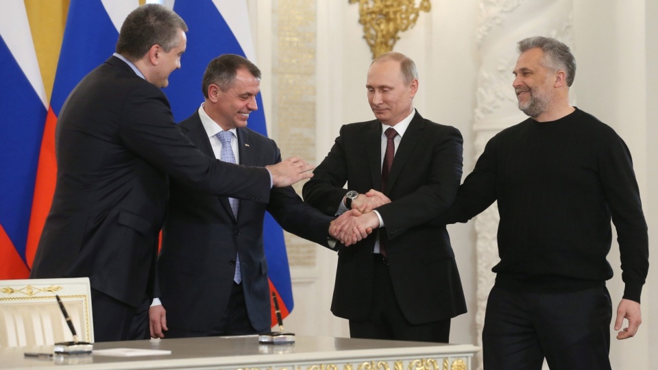 Ze strony Krymu podpisy złożyli: przew. Rady Najwyższej, premier Krymu i mer Sewastopola. Fot. PAP/EPA