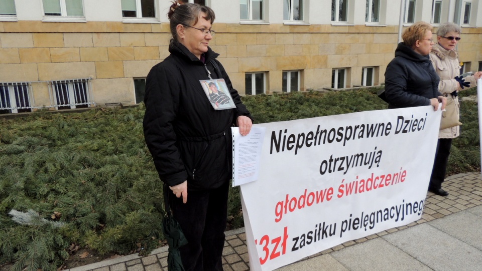 Rodzice niepełnosprawnych dzieci pikietowali Urząd Marszałkowski w Toruniu. Fot. Adriana Andrzejewska