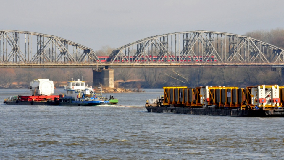 Ogromne barki transportują 3 tysiące ton materiałów budowlanych do bloku energetycznego Elektrociepłowni "Stalowa Wola". Fot. Urząd Miasta w Toruniu