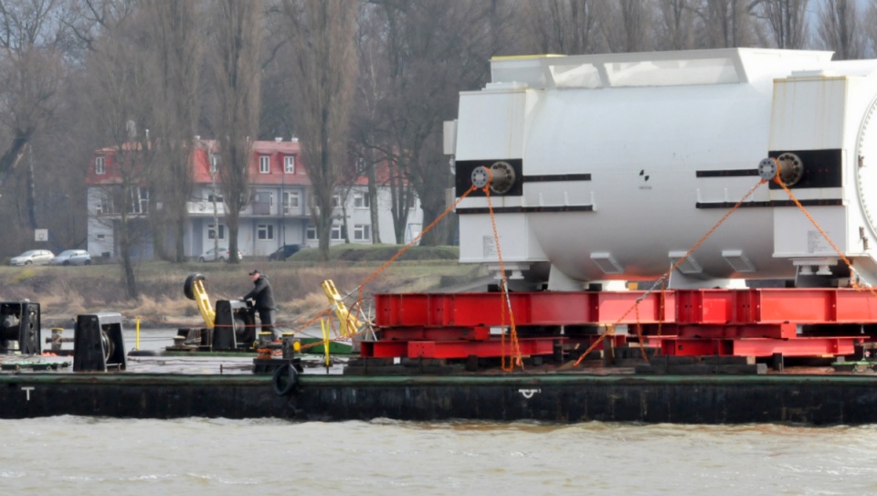 Ogromne barki transportują 3 tysiące ton materiałów budowlanych do bloku energetycznego Elektrociepłowni "Stalowa Wola". Fot. Urząd Miasta w Toruniu