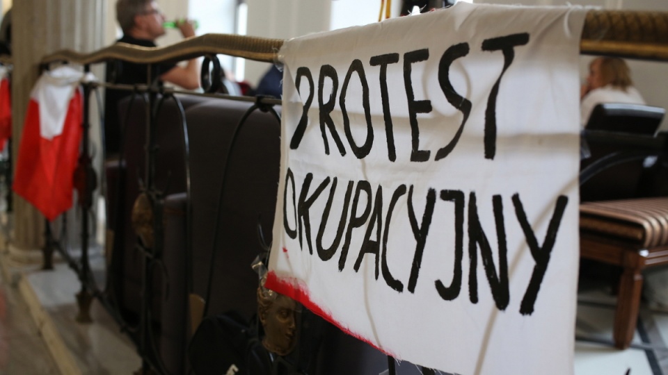 W Sejmie protestuje ok. 20 osób - rodzice ze swoimi niepełnosprawnymi dziećmi. Fot. PAP/Leszek Szymański