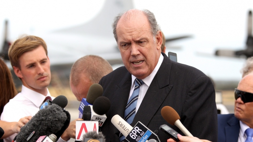 Australijski minister obrony David Johnston informuje o przerwaniu poszukiwań. Fot. PAP/EPA.