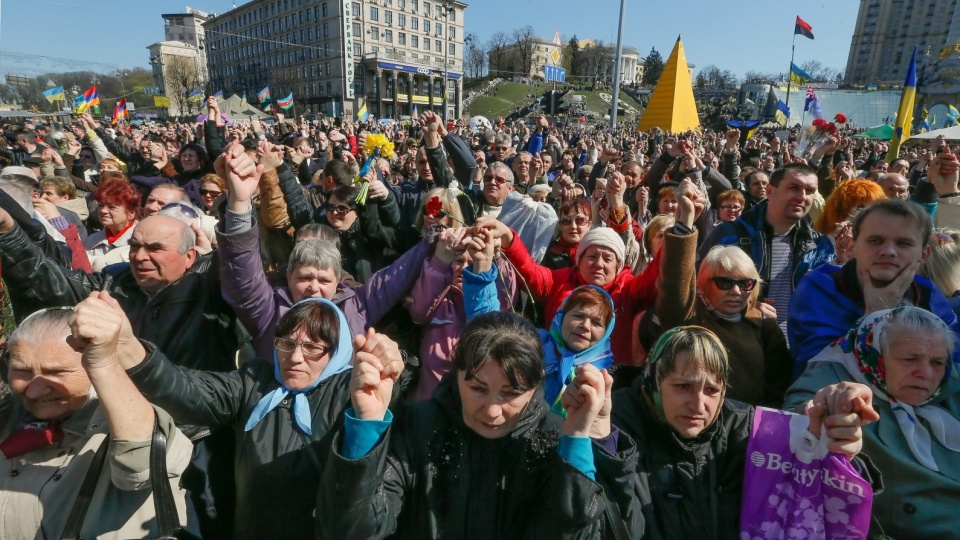 Około 5 tys. Ukraińców wzięło udział w uroczystościach żałobnych na Majdanie Niepodległości w Kijowie. Fot. PAP/EPA