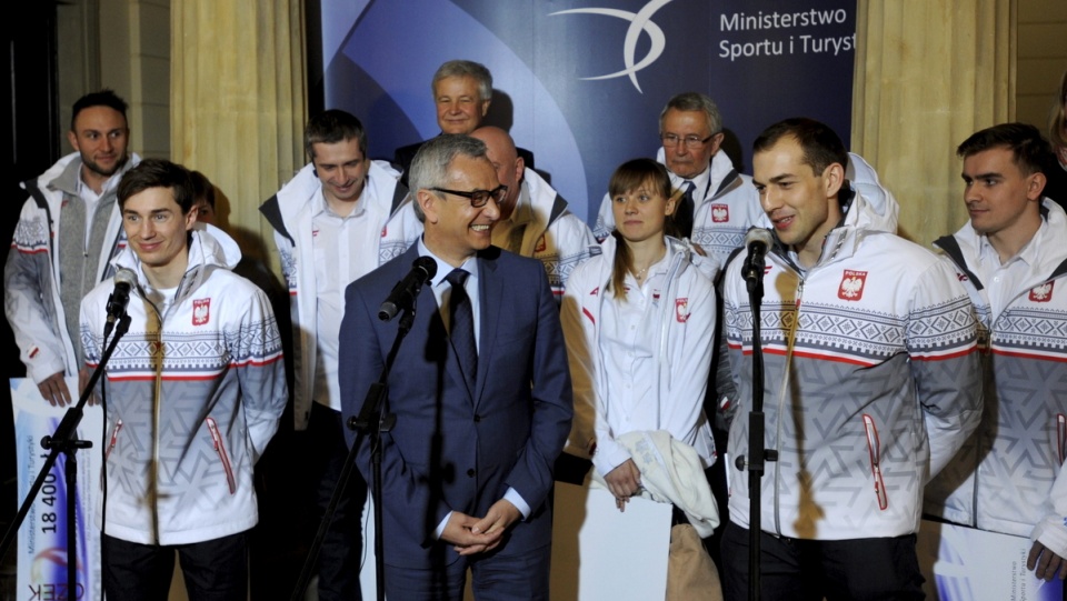 Minister Andrzej Biernat wręczył symboliczne czeki medalistom zimowych igrzysk w Soczi. Fot. PAP/Bartłomiej Zborowski