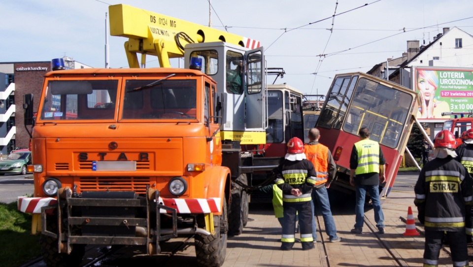 Wjeżdżający na rondo Jagiellonów tramwaj linii nr 3, uderzył w zjeżdżający z ronda tramwaj nr 4. Fot. Henryk Żyłkowski