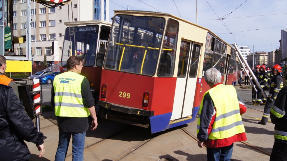 Wjeżdżający na rondo Jagiellonów tramwaj linii nr 3, uderzył w zjeżdżający z ronda tramwaj nr 4. Fot. Henryk Żyłkowski