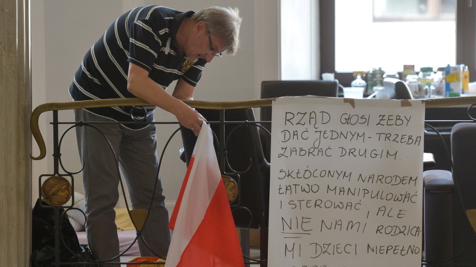 Sejmowy protest z udziałem m.in. niepełnosprawnych dzieci, trwał od ponad dwóch tygodni. Fot. PAP/Radek Pietruszka
