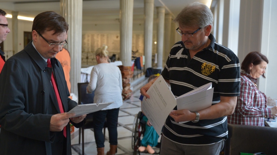 Przerywając protest jego uczestnicy liczą na to, że w ciągu miesiąca odbędzie się okrągły stół w sprawie świadczeń dla rodziców niepełnosprawnych dzieci. Fot. PAP/Radek Pietruszka