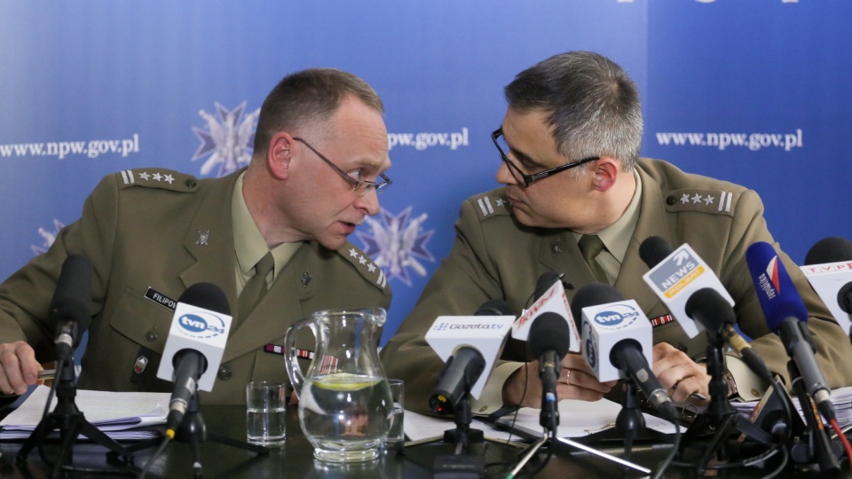 Szef Wojskowej Prokuratory Okręgowej w Warszawie płk Ireneusz Szeląg (P) i jego zastępca płk Ryszard Filipowicz (L) podczas konferencji prasowej. Fot. PAP/Paweł Supernak.