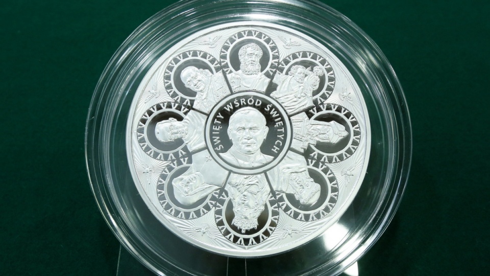 Rewers największej na świecie monety z wizerunkiem JP II Fot. PAP/Paweł Supernak
