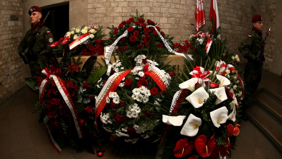 Kwiaty i wieńce na sarkofagu Lecha i Marii Kaczyńskich w krypcie na Wawelu PAP/Stanisław Rozpędzik