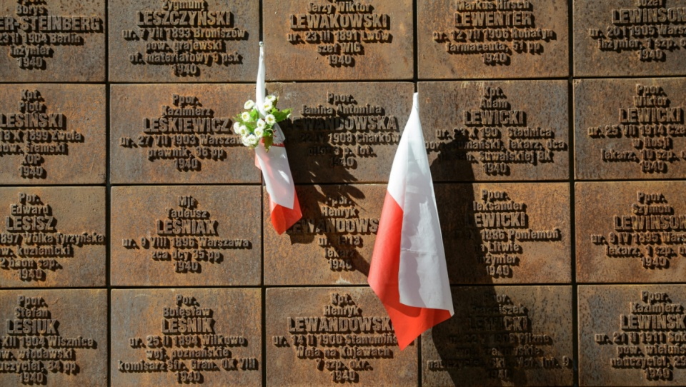 Tabliczki z nazwiskami zamordowanych przez NKWD. Fot.PAP/Wojciech Pacewicz