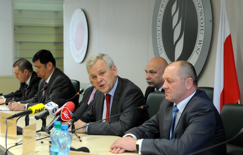 Od lewej: radca handlowy w Ambasadzie Ukrainy Rusłan Perun, radca polityczny Ambasady ChRL Wang Wengang, Ambasador Federacji Rosyjskiej Aleksander Aleksiejew i minister rolnictwa RP Marek Sawicki. Fot. PAP/Grzegorz Jakubowski.