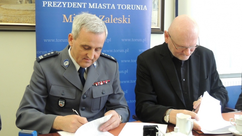 Podpisanie umowy między prezydentem Torunia i komendantem toruńskiej policji. Fot. Michał Zaręba
