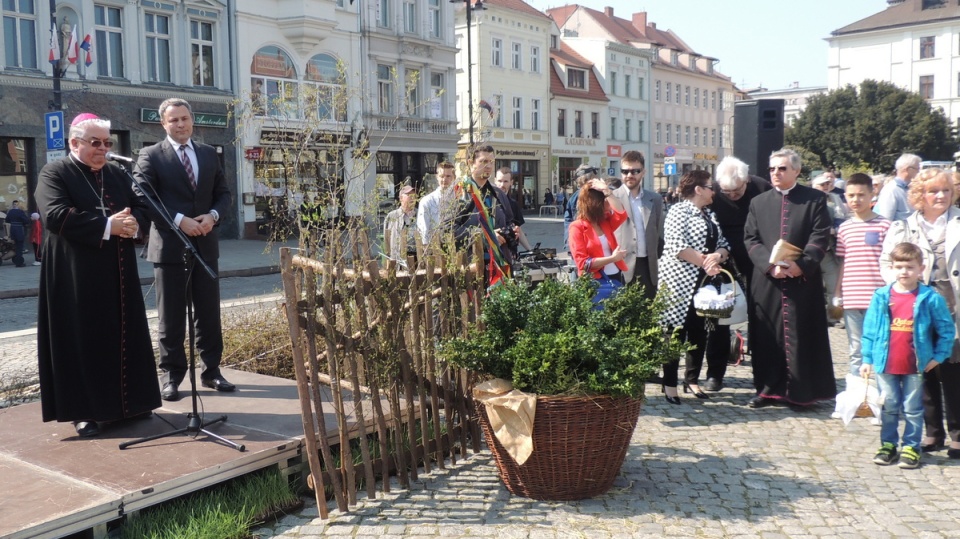 Biskup jan Tyrawa i prezydent Bydgoszczy Rafał Bruski na Starym Rynku. Fot. Kamila Zroślak