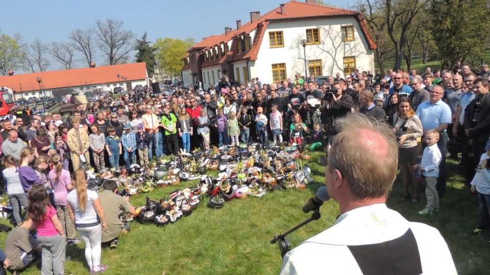 Ksiądz prałat Daniel Adamowicz, dyrektor Caritas Diecezji Toruńskiej, święci pokarmy. Fot. Michał Zaręba