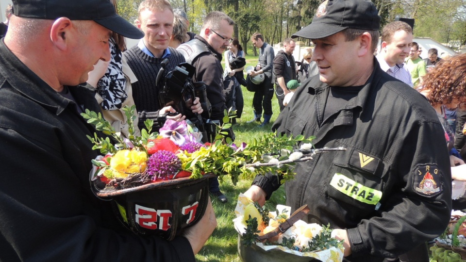 Strażacy też poświęcili pokarmy w kaskach. Fot. Michał Zaręba