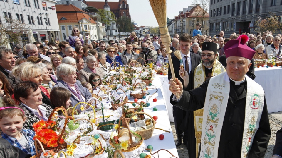 Metropolita białostocki abp Edward Ozorowski (2P) i prawosławny arcybiskup białostocki i gdański Jakub (C-z tyłu) podczas ekumenicznego święcenia pokarmów w Białymstoku. PAP/Artur Reszko