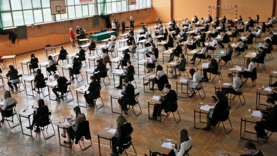 Blisko 380 tys. uczniów III klas gimnazjów w całym kraju przystąpiło w środę do egzaminu gimnazjalnego. Fot. PAP/Lech Muszyński.