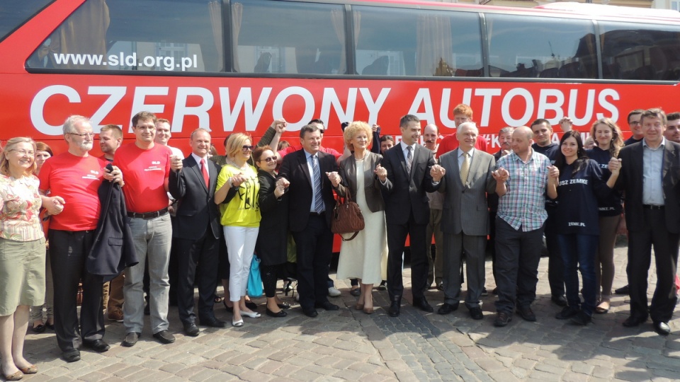 Bydgoscy działacze SLD na tle czerwonego autobusu, który podczas kampanii wyborczej objeżdża kraj. Fot. Tatiana Adonis