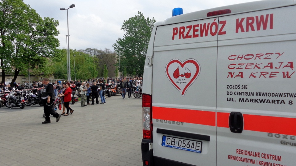 Na parkingu przed grudziądzkim teatrem motocykliści zorganizowali akcję honorowego oddawania krwi. Fot. Marcin Doliński
