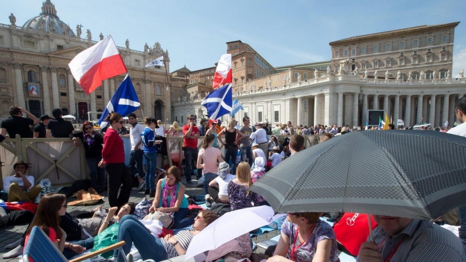 Wśród pielgrzymów na pl. Świętego Piotra pojawił się Kacper z Bydgoszczy.Fot. PAP/EPA