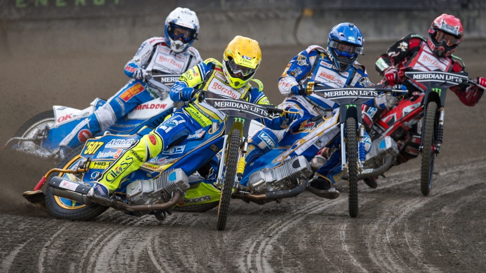 Brytyjczyk Chris Harris (kask czerwony), Szwed Fredrik Lindgren (niebieski), Duńczyk Nicki Pedersen (biały) i Polak Krzysztof Kasprzak (żółty) w jednym z biegów podczas zawodów żużlowego Grand Prix w Bydgoszczy. Fot. PAP/Tytus Żmijewski.