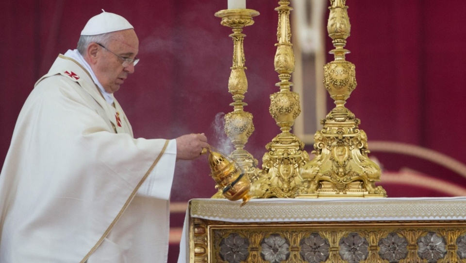 Wygłoszenie formuły kanonizacyjnej przez papieża było kulminacyjnym punktem niedzielnej mszy. Fot. PAP/EPA/MICHAEL KAPPELER.
