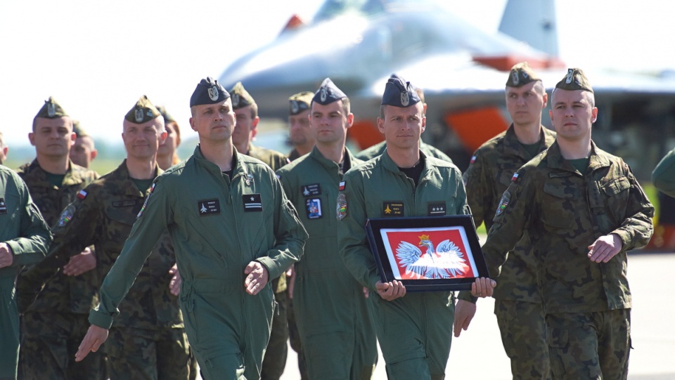 Do końca sierpnia załogi czterech samolotów MiG-29 z 22, będą patrolować przestrzeń powietrzną Estonii, Litwy i Łotwy. Fot. PAP/Adam Warżawa
