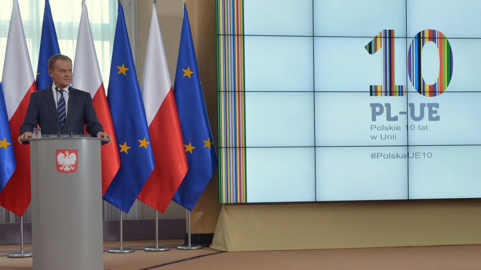 Premier Donald Tusk podczas prezentacji raportu "10 lat Polski w Unii Europejskiej". Fot. PAP/Radek Pietruszka