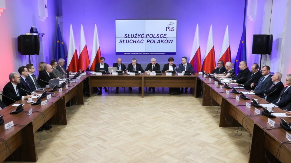 W centrum: prezes PiS Jarosław Kaczyński (3P), wiceprezes Beata Szydło (2P), prof. Andrzej Zybertowicz (L) - kandydat PiS do Parlamentu Europejskiego. PAP/Paweł Supernak