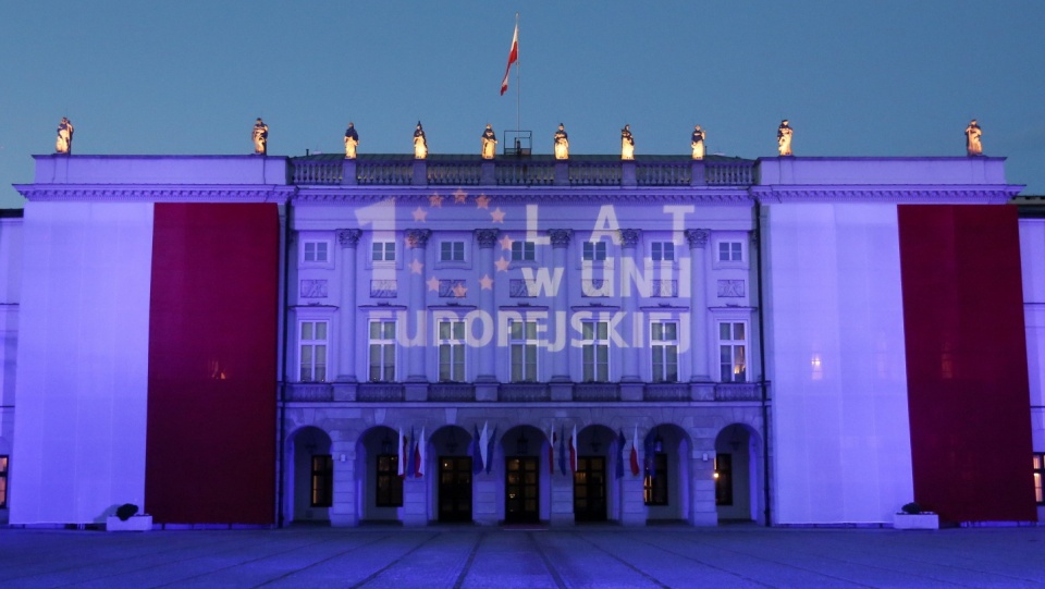 Iluminacja na fasadzie Pałacu Prezydenckiego w Warszawie. Fot. PAP/Paweł Supernak